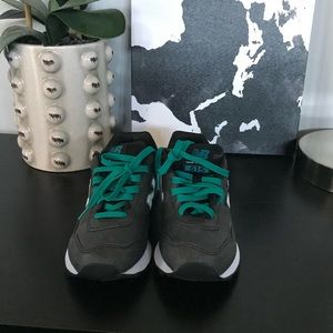 Gently worn New Balance 515